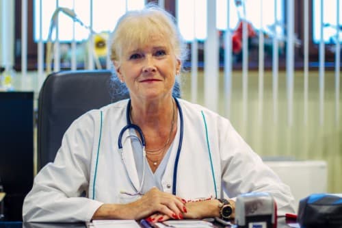 dr n. med. Krystyna Szyrocka-Szwed w gabinecie